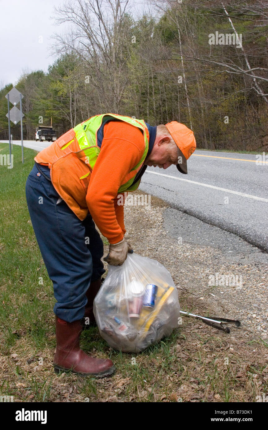 Grafschaft-Dienstprogramm Arbeiter nimmt Wurf neben Autobahn Stockfoto