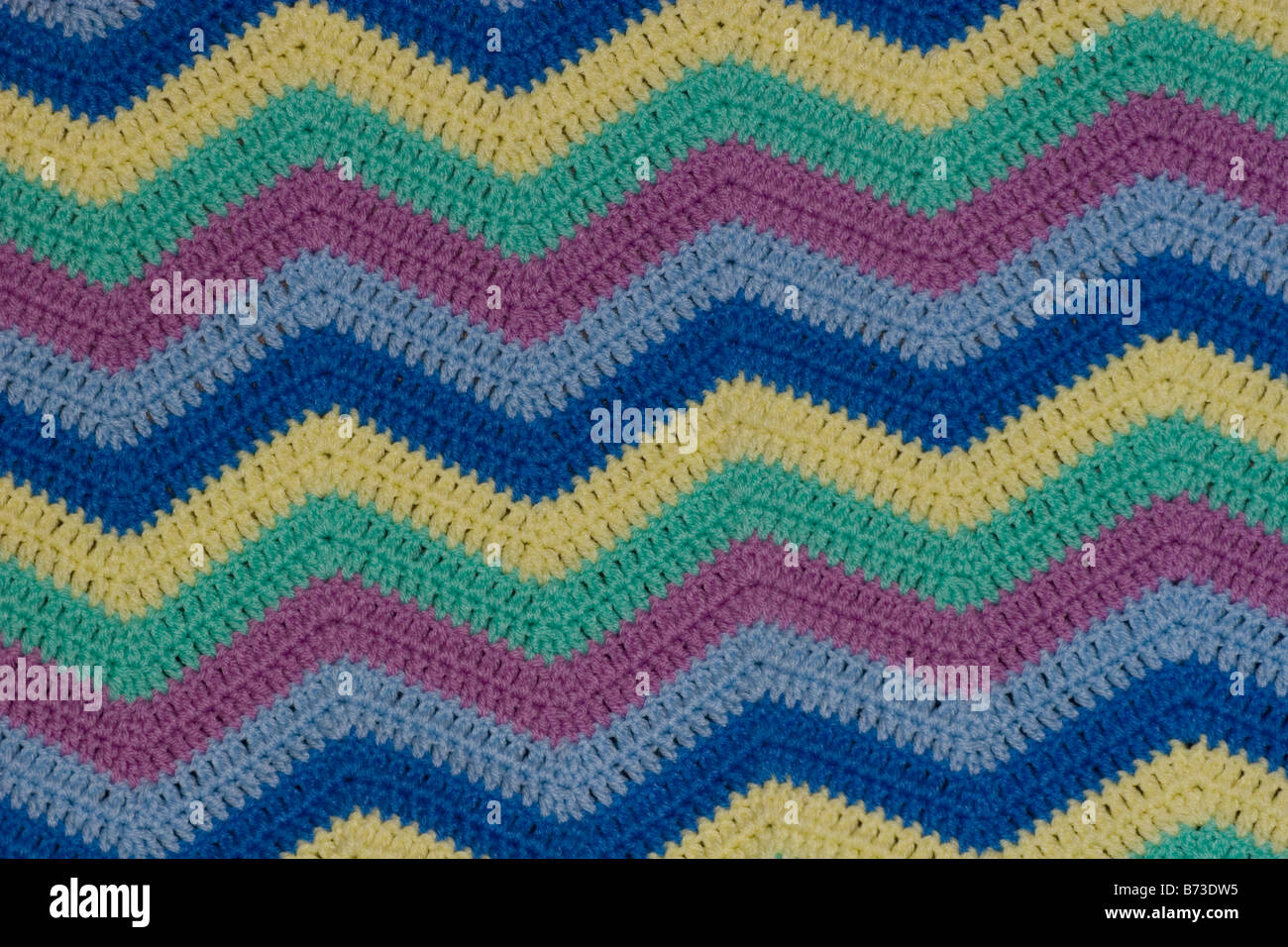 Closeup häkeln Zick Zack verschiedene Multi Farbe Farbe Decke Textur Wollgarn Stockfoto