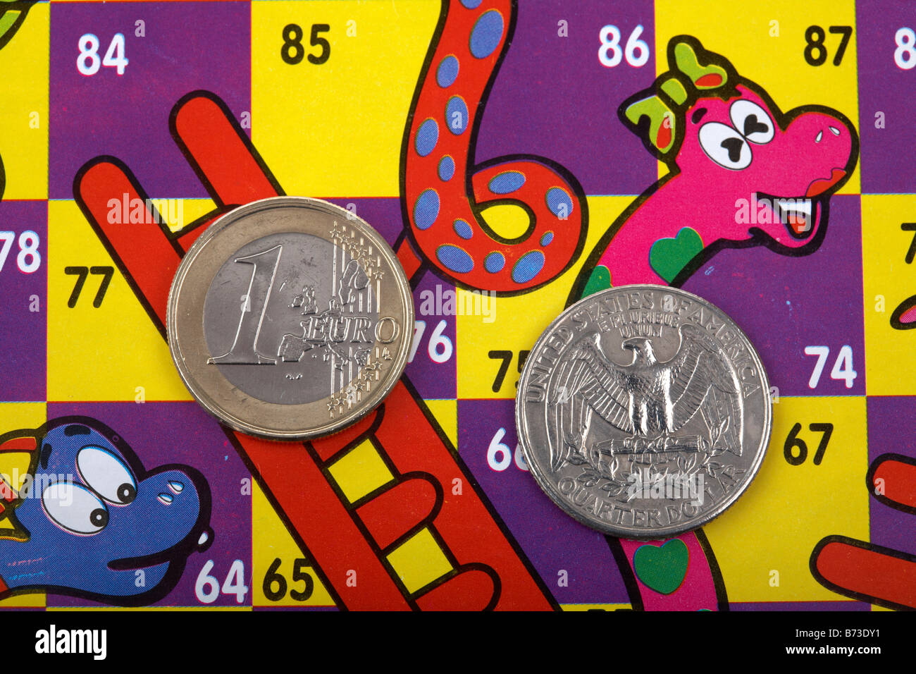 Eine Euro-Münze und eine 25-Dollar-Münze für ein Viertel US-Dollar auf einer Schlangen und Leitern steigen mit Euro auf Leiter und Viertel auf Schlangenwechselkurse Handelskonzept Stockfoto
