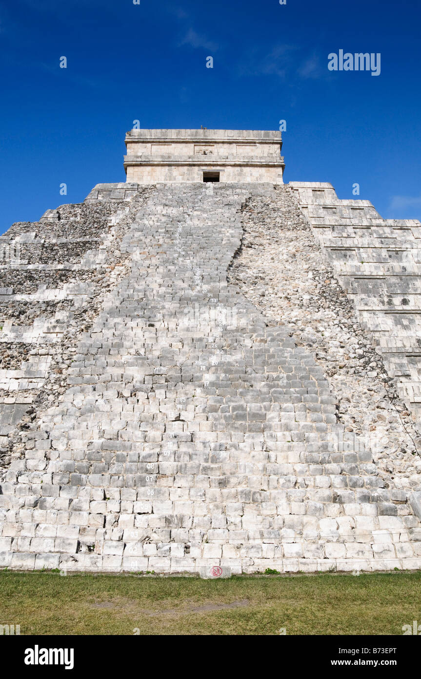 CHICHEN ITZA, Mexiko – El Castillo (auch bekannt als Tempel des Kuklcan) an den alten Maya-Ruinen in Chichen Itza, Yucatan, Mexiko 081216092402 4392.NEF. Chichen Itza auf der Halbinsel Yucatan in Mexiko ist eine bedeutende archäologische Stätte, die die reiche Geschichte und das fortgeschrittene wissenschaftliche Wissen der alten Maya-Zivilisation zeigt. Am bekanntesten ist die Kukulkan-Pyramide oder „El Castillo“, eine vierseitige Struktur mit 91 Stufen auf jeder Seite, die in einem einzigen Schritt an der Spitze der 365 Tage des Sonnenjahres ihren Höhepunkt erreicht. Stockfoto