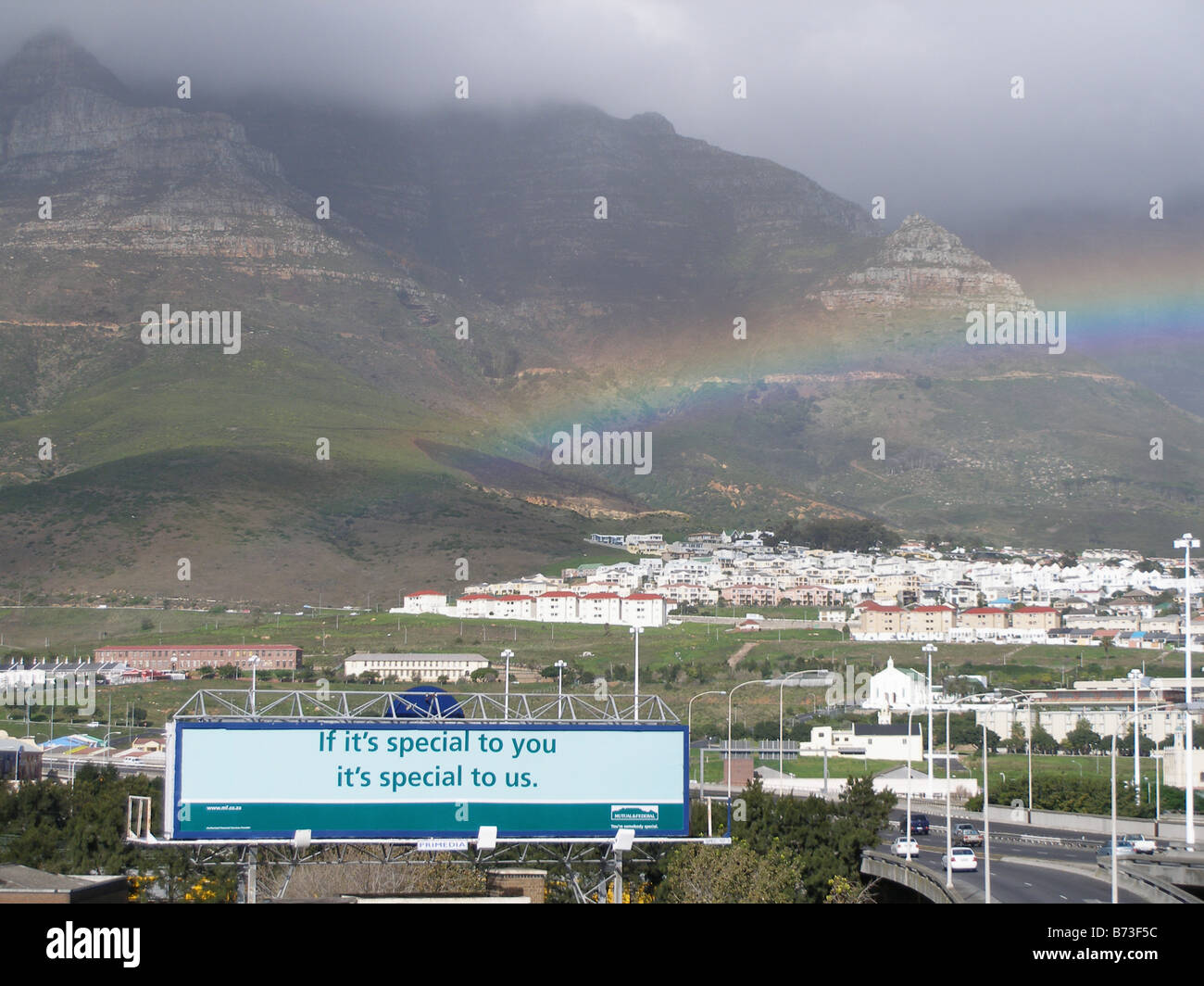 Blick auf ein Regenbogen über Kapstadt und ein Plakat "Wenn es etwas Besonderes für Sie ist es besonderes für uns ist" zu verkünden. Südafrika Stockfoto