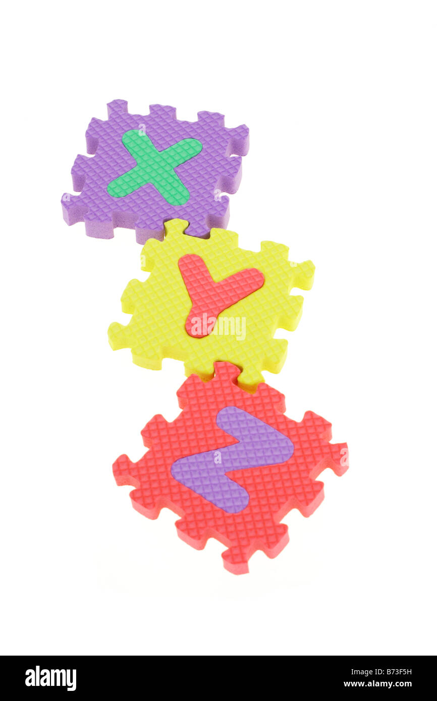 Bunte Puzzle-Blöcke mit Alphabeten XYZ auf weißem Hintergrund angeordnet Stockfoto