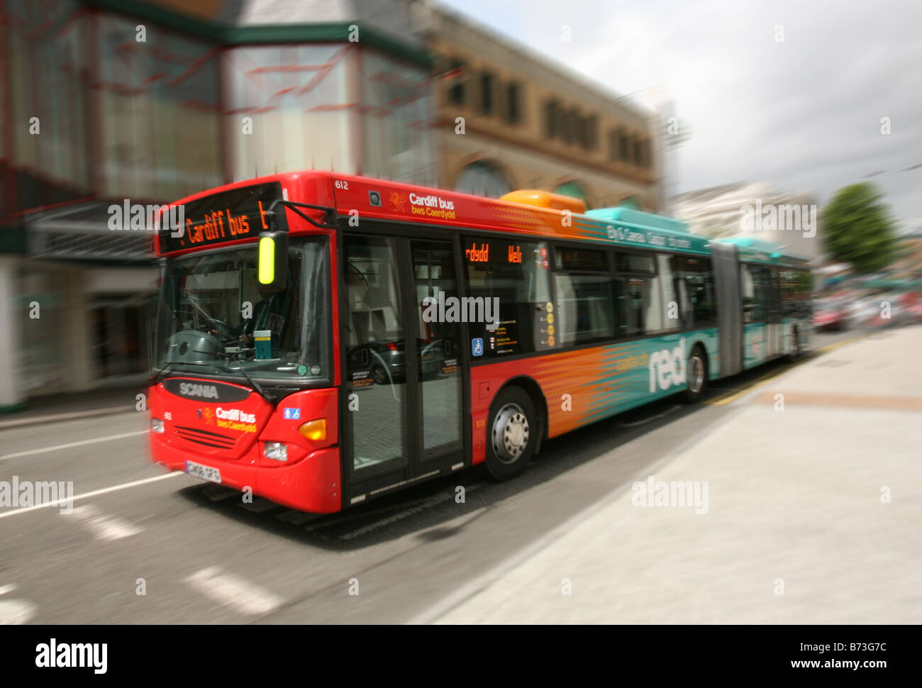 Multi farbige kurvenreich Bus im Stadtzentrum von Cardiff, Stockfoto