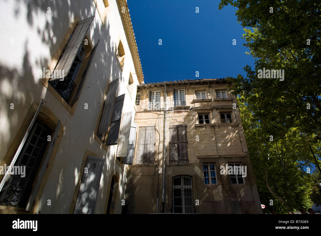 Häuser vor dem Palais des Paps in Avignon, Provence, Frankreich Stockfoto