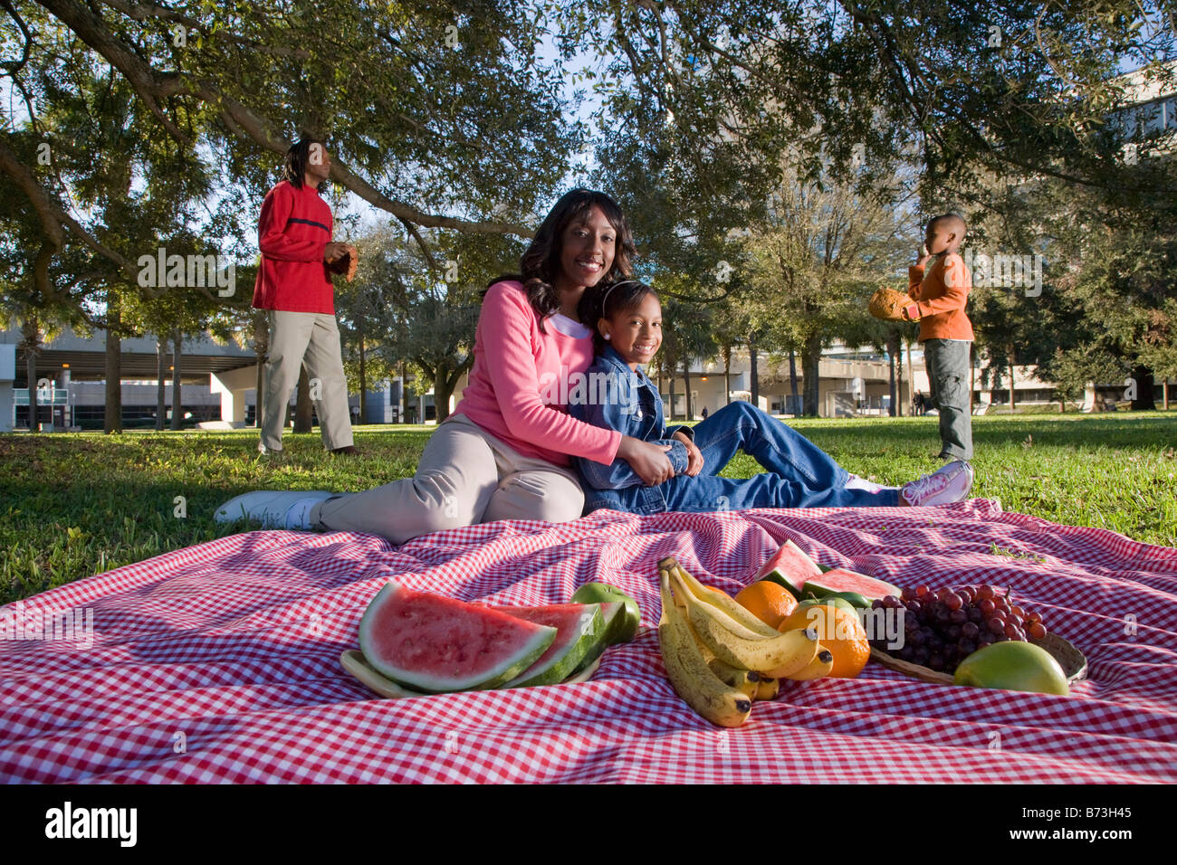 Young African American Familie ein Picknick im Freien im park Stockfoto