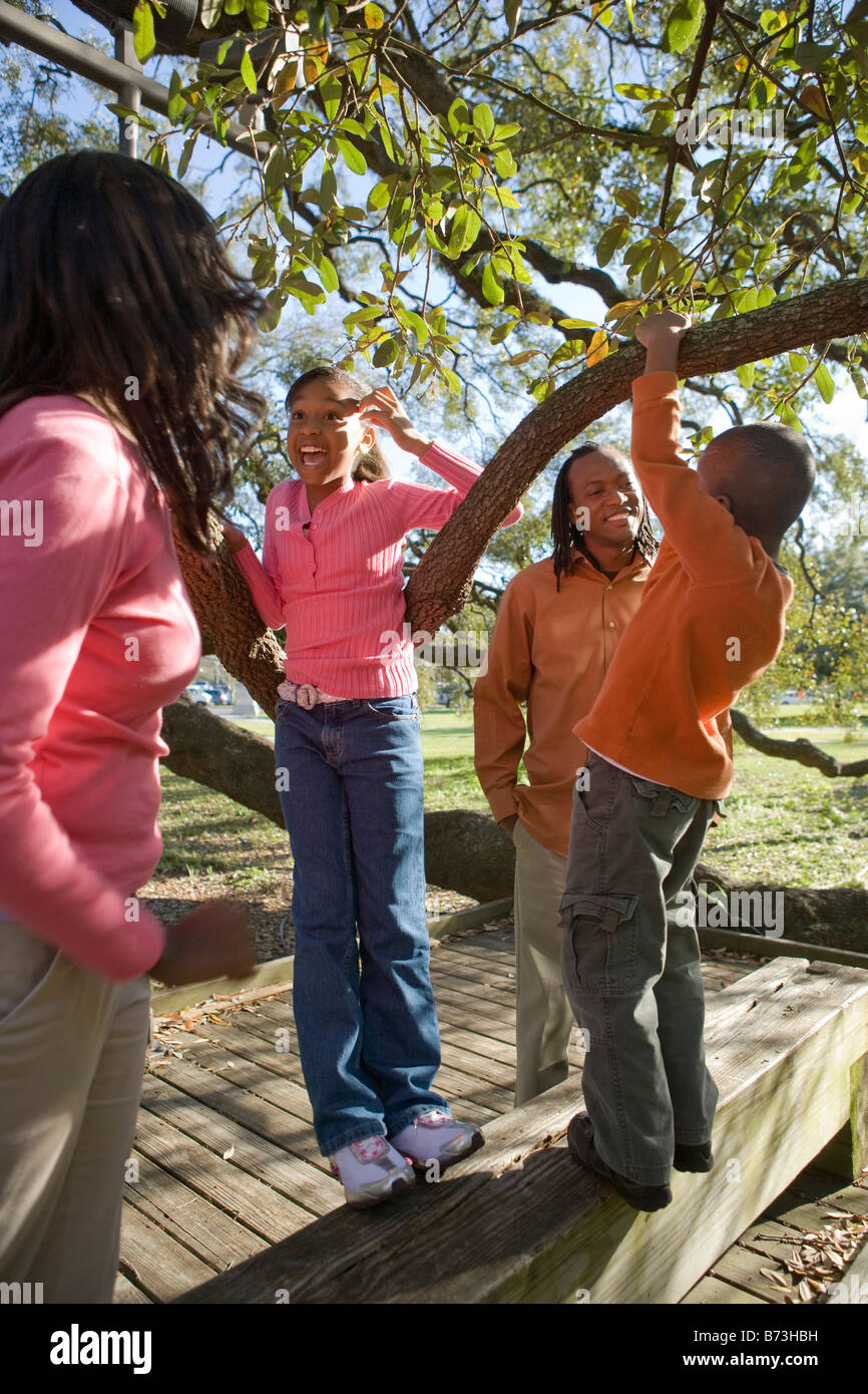 Afroamerikanische Familie herumstehen Baum im park Stockfoto