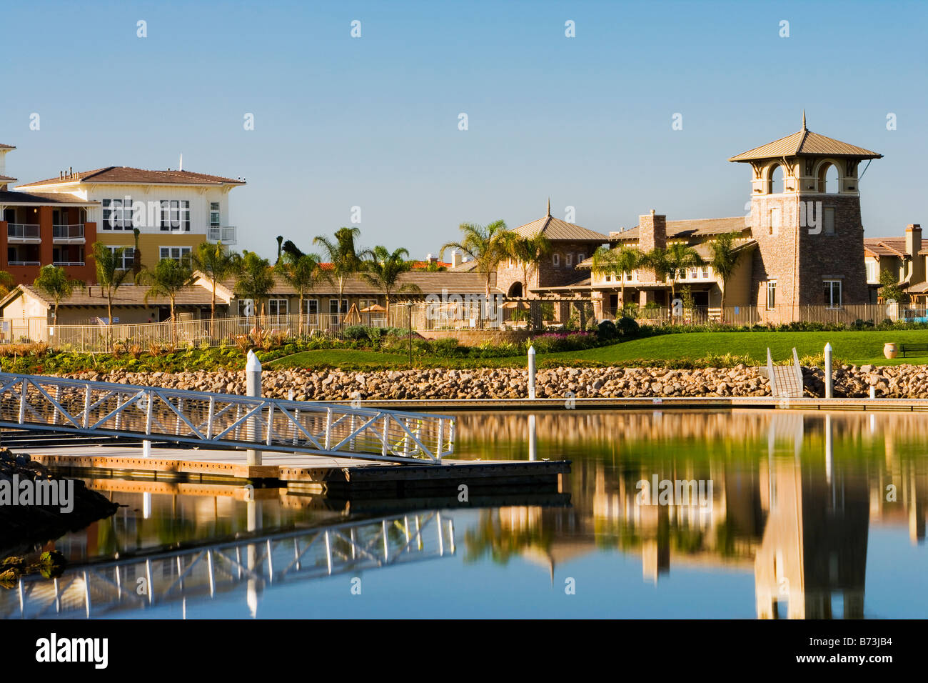 Blick auf zeitgenössische Gehäuse Gemeinschaft aus über Kanal Stockfoto