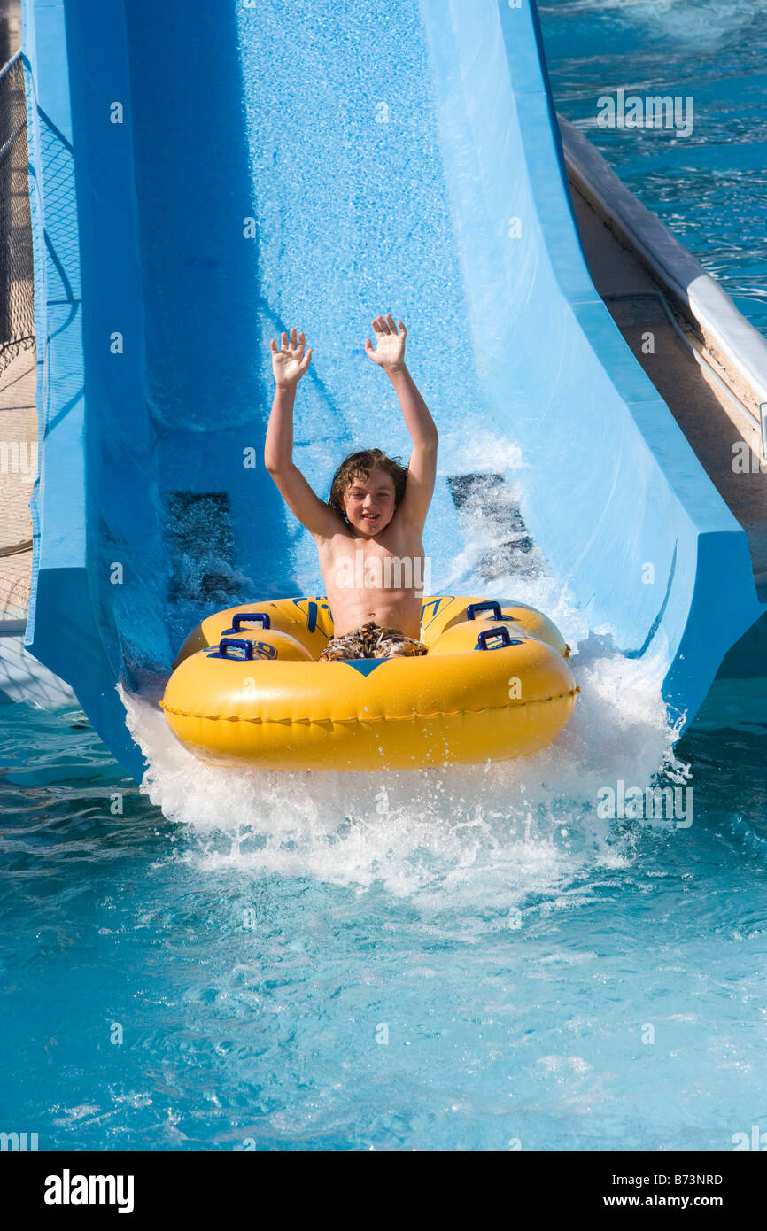 Junge Rutschen Wasserrutsche auf Innertube im Wasserpark Stockfoto