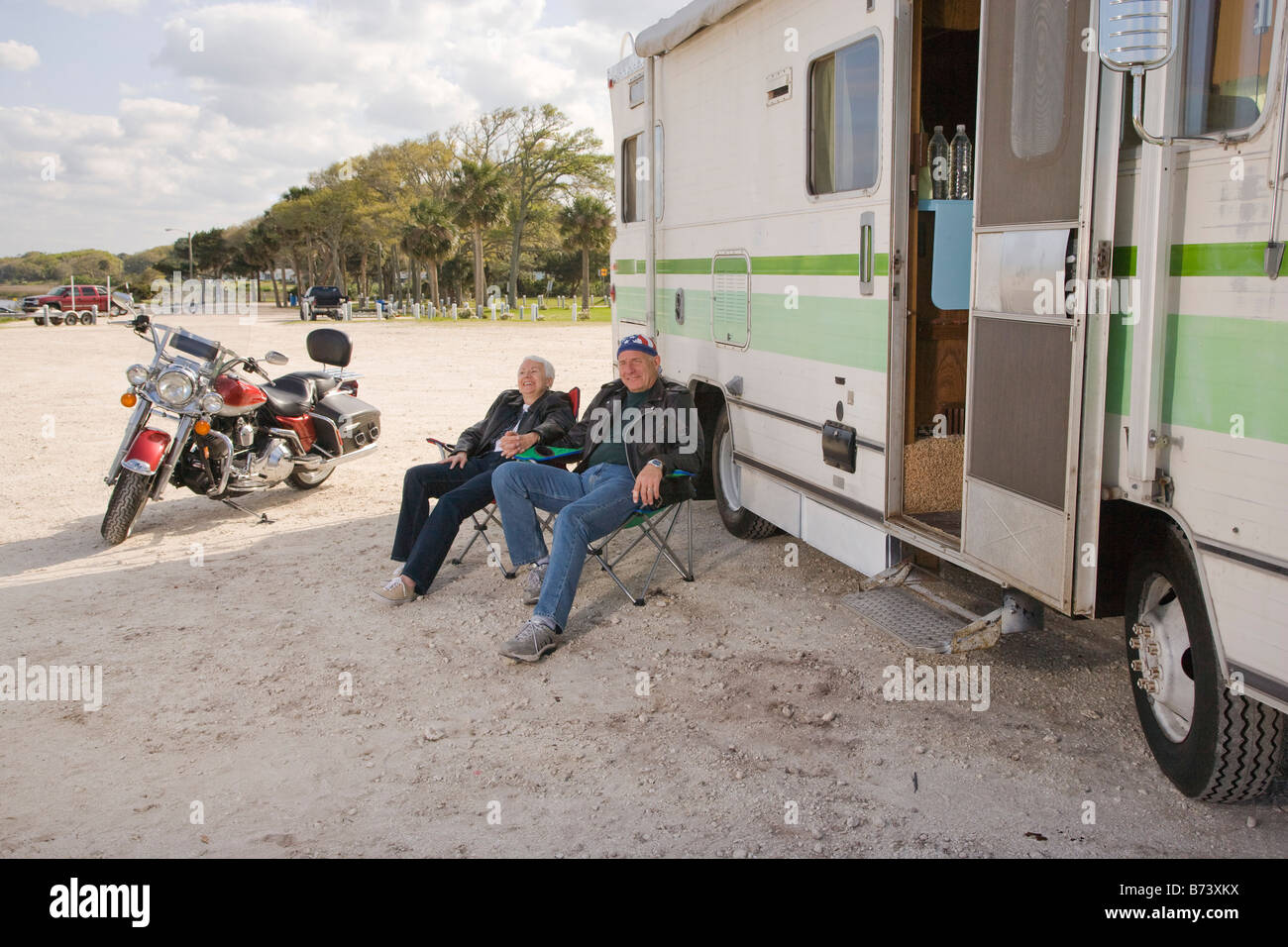 Älteres paar sitzen RV Wohnmobil und Motorrad Stockfotografie - Alamy