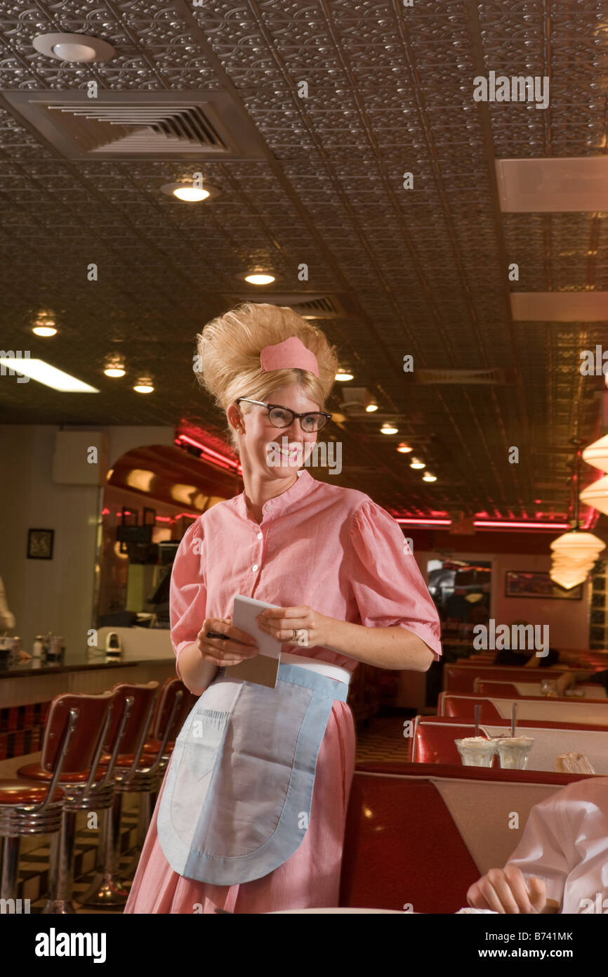 Junge Kellnerin Auftragsannahme im altmodischen Diner Stil der 1950er  Stockfotografie - Alamy