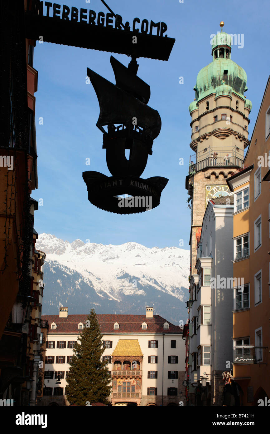 Goldenes Dachl und Stadtturm in Innsbruck, Österreich Stockfoto