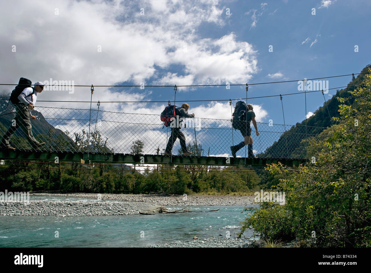 Neuseeland, Südinsel, Fiordland National Park, in der Nähe: Te Anau. Hollyford Track. Touristen auf Hängebrücke wandern. Stockfoto