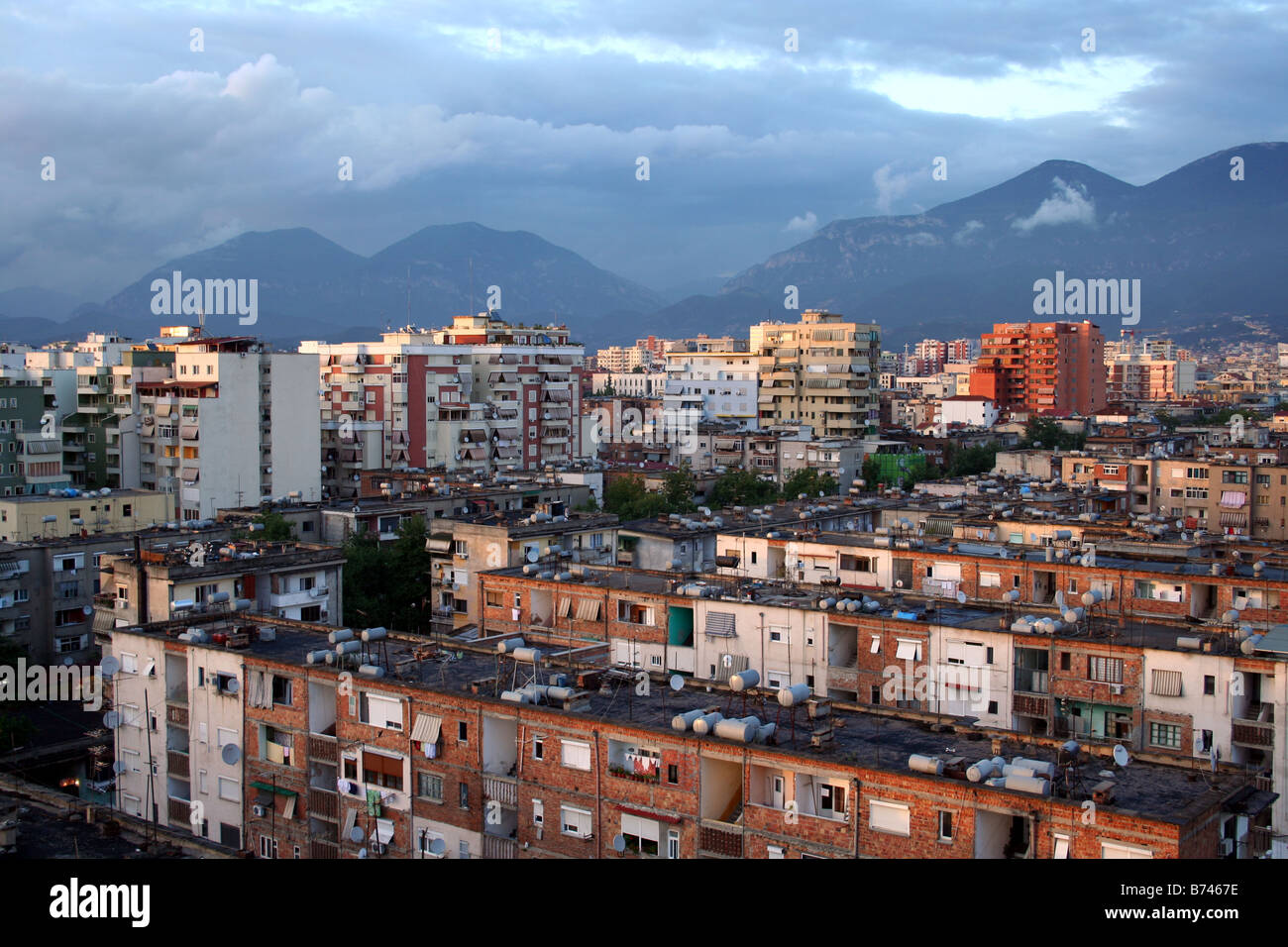 Tirana City Skyline bei Sonnenuntergang Albanien Stockfoto