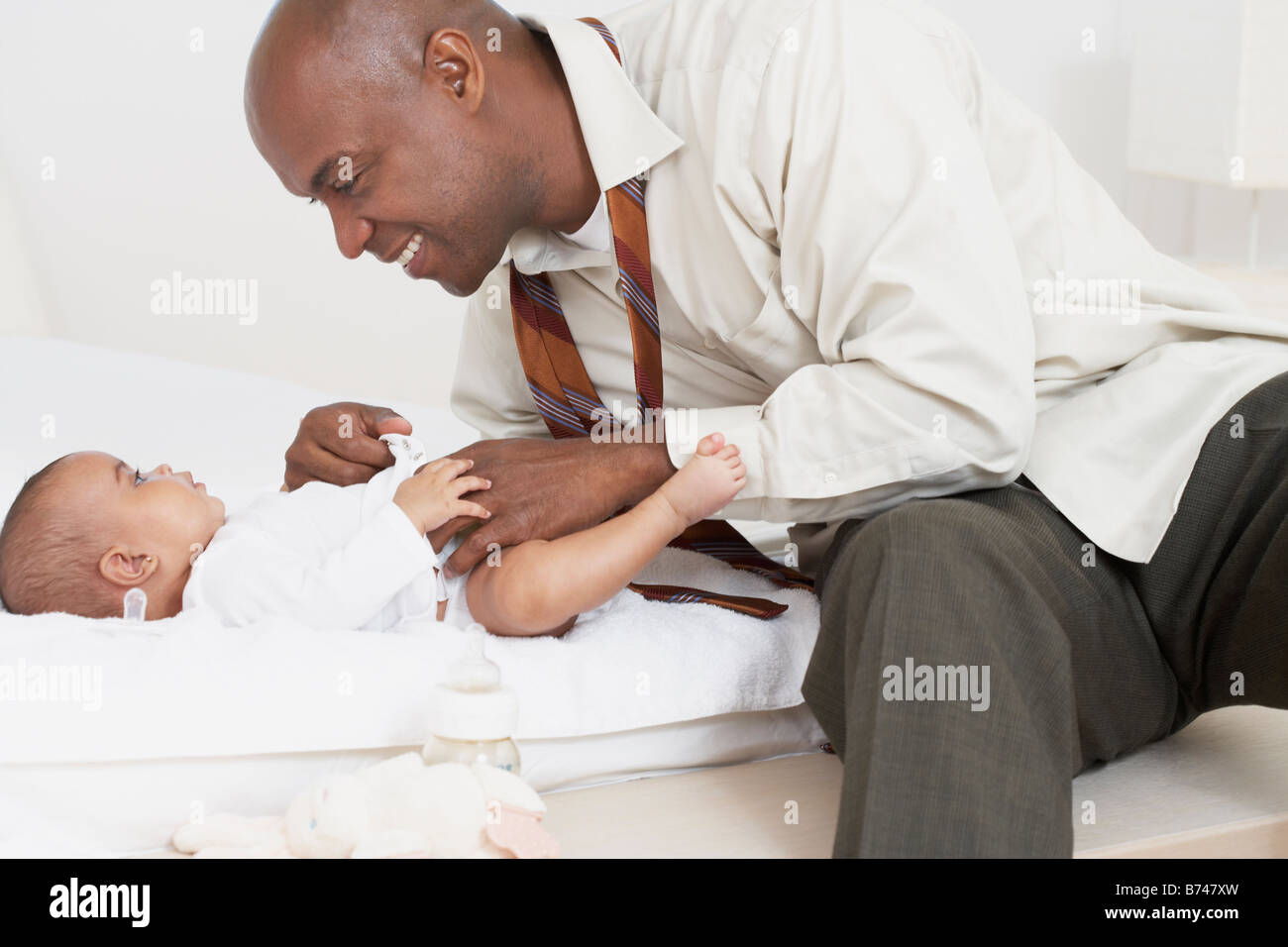 Afrikanischen Vater Tochter Windel ändern Stockfoto