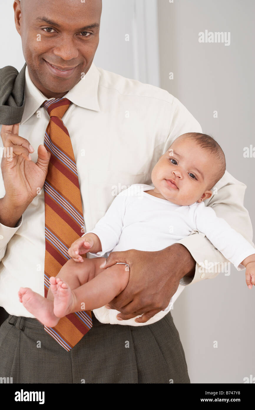 Afrikanischen Vater wiegt Baby Tochter Stockfoto