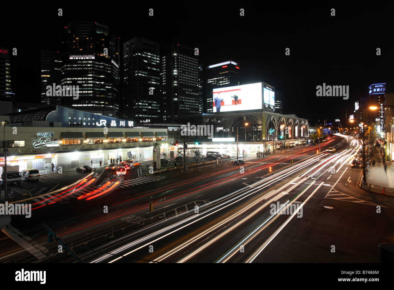 Shinagawa-Viertel in der Stadt von Tokio in der Nacht mit dem JR-Bahnhof Shinagawa Stockfoto