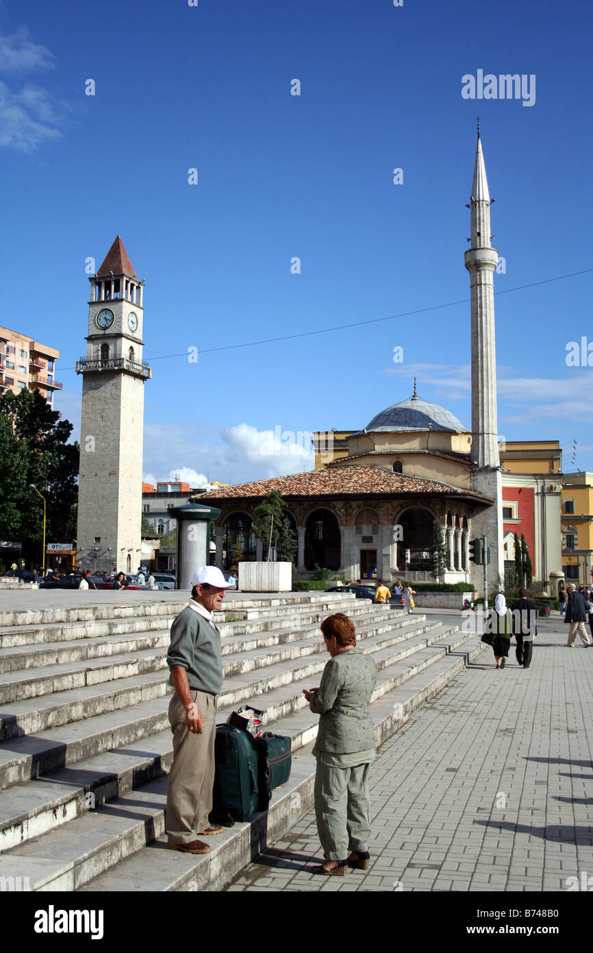 Menschen und Moschee in Skanderberg Platz in Tirana, Hauptstadt von Albanien Stockfoto
