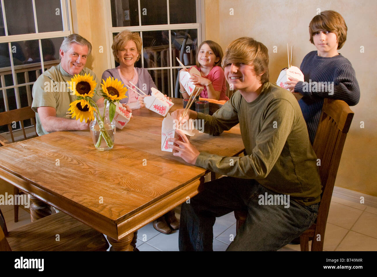 Porträt der Familie Chinese takeout gemeinsam im Speisesaal essen Stockfoto