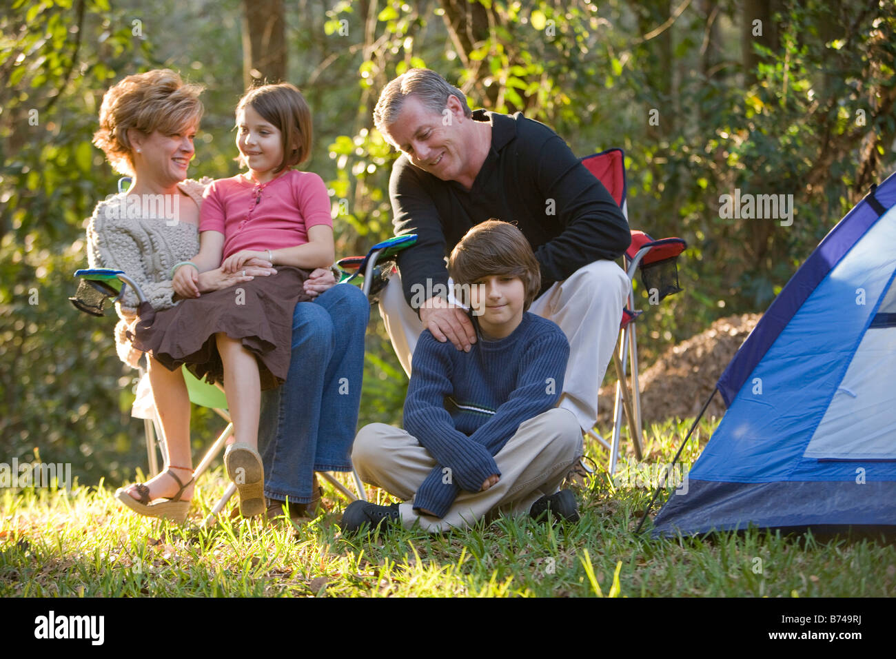 Porträt der Familie gemeinsam auf Campingurlaub mit Zelt Stockfoto
