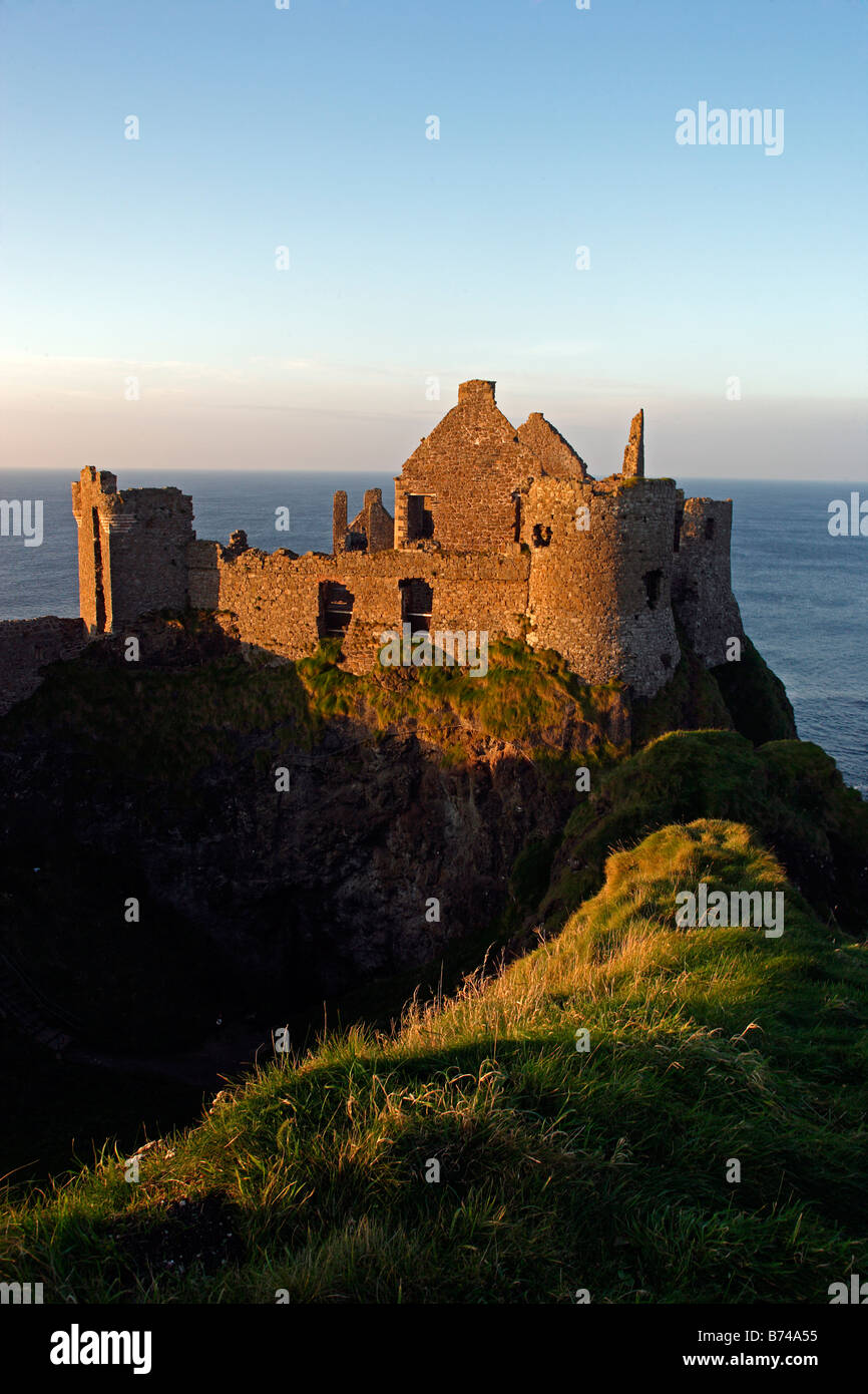 Northern Ireland Dunluce Castle 13. 16. 17. Jahrhundert Co Antrim UK Stockfoto