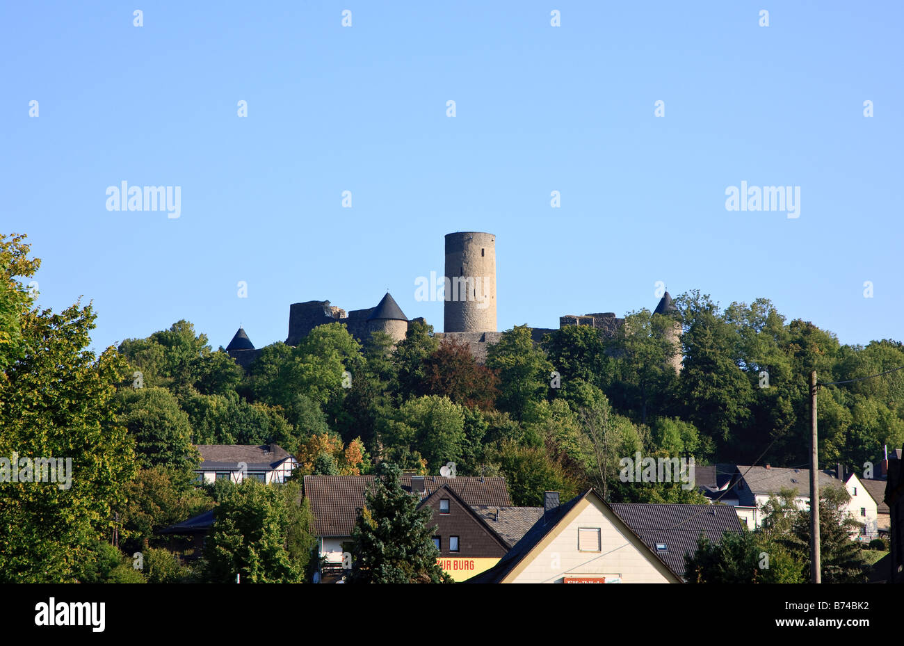 Ruine der Burg Nürburg in der Mitte der Nürburgring in der Stadt Nürburg, Rheinland-Pfalz, Deutschland Stockfoto