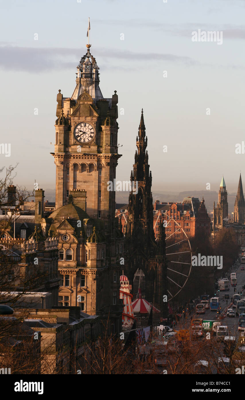 Balmoral Hotel Scott Monument und die Princes Street in der Morgendämmerung von Calton Hill Edinburgh Schottland gesehen, Januar 2009 Stockfoto