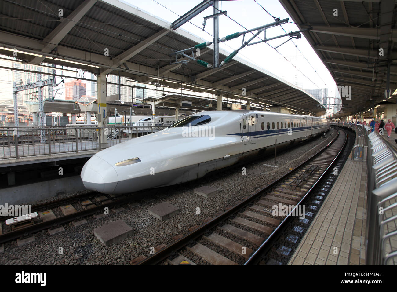 Shinkansen-Hochgeschwindigkeitszug in Tokio Bahnhof Stockfoto