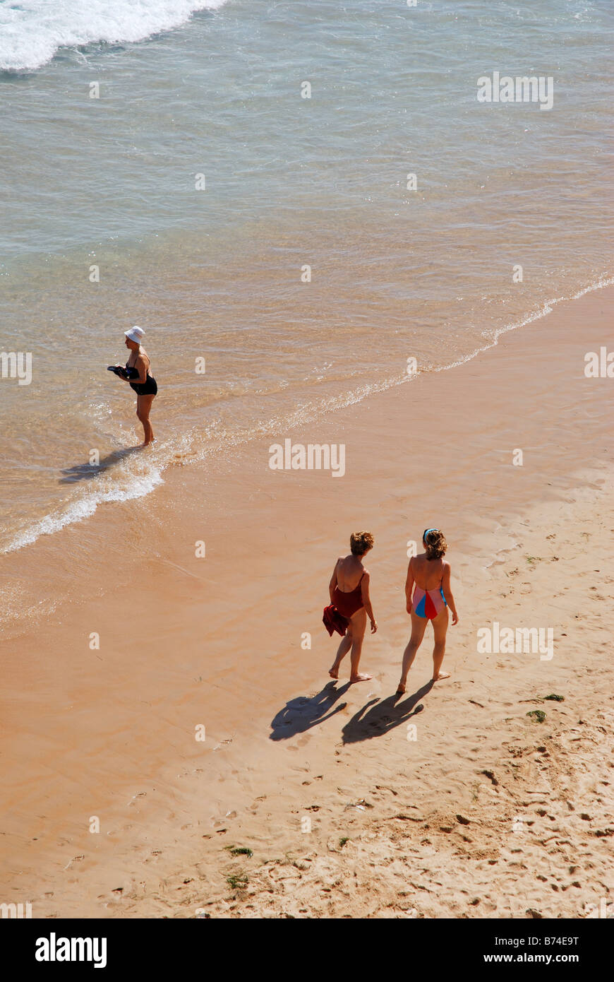 Drei Frauen laufen am Ufer Meeres. El Sardinero Strand. Santander. Cantabria Provinz. Spanien. Stockfoto