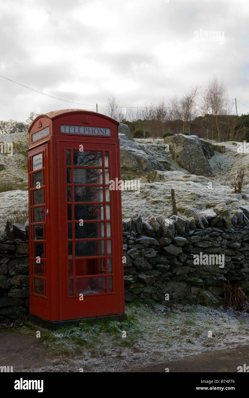 Die rote Telefonzelle in Bampton Dorf Penrith, Cumbria, das in einer Szene in der 1986 Film Withnail und ich sehen Stockfoto