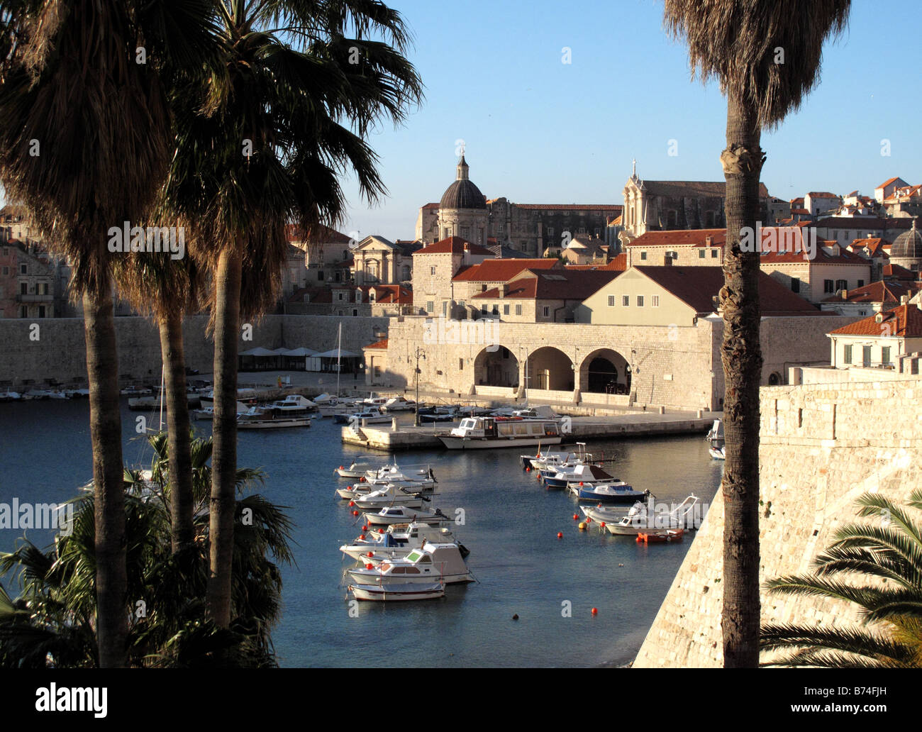 Ein Blick auf den Hafen in der Altstadt von Dubrovnik in Kroatien an der Adria Küste in Osteuropa. Stockfoto