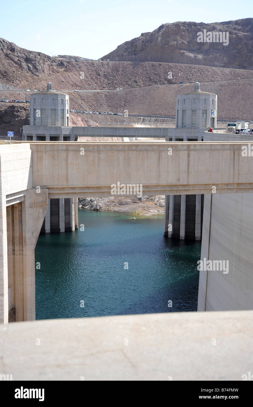Hoover Dam Aufnahme Türme in Lake Mead Stockfoto