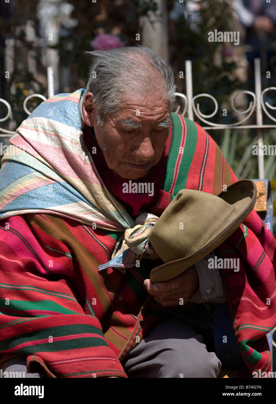 Älterer Mann schlafend auf einer Parkbank Lamay, in der Nähe von Cusco, Peru Stockfoto