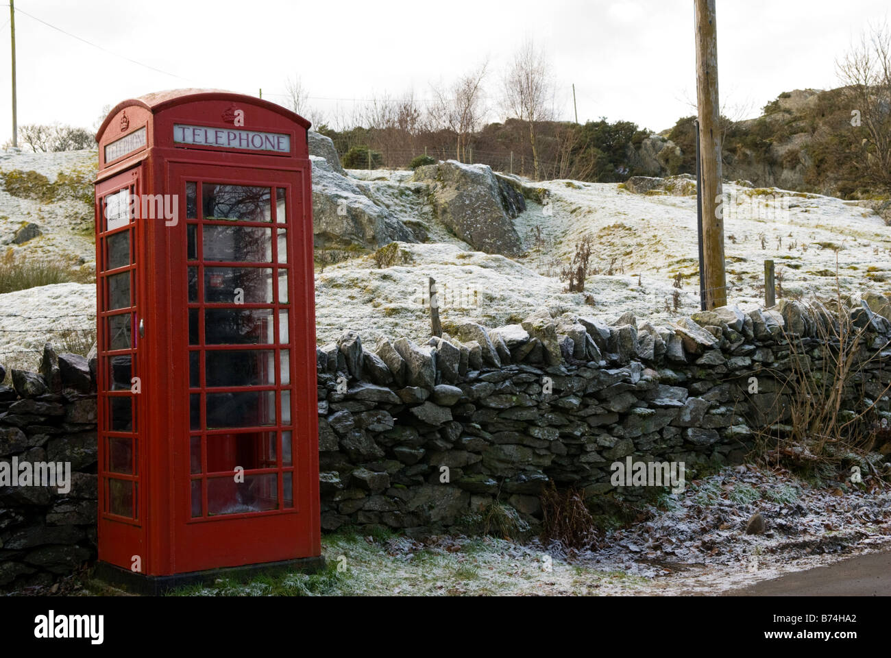 Die rote Telefonzelle in Bampton Dorf Penrith Cumbria, das in einer Szene im Film 1986 "Withnail und ich" zu sehen Stockfoto