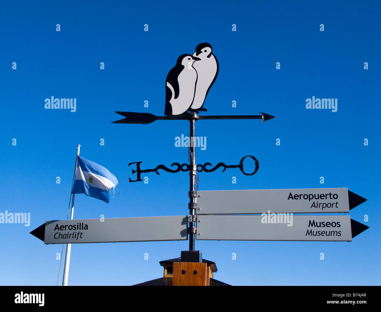 SingPost mit Pinguinen und Flagge in Ushuaia Patagonien Tierra de Fuego Provinz Argentinien Südamerika Stockfoto