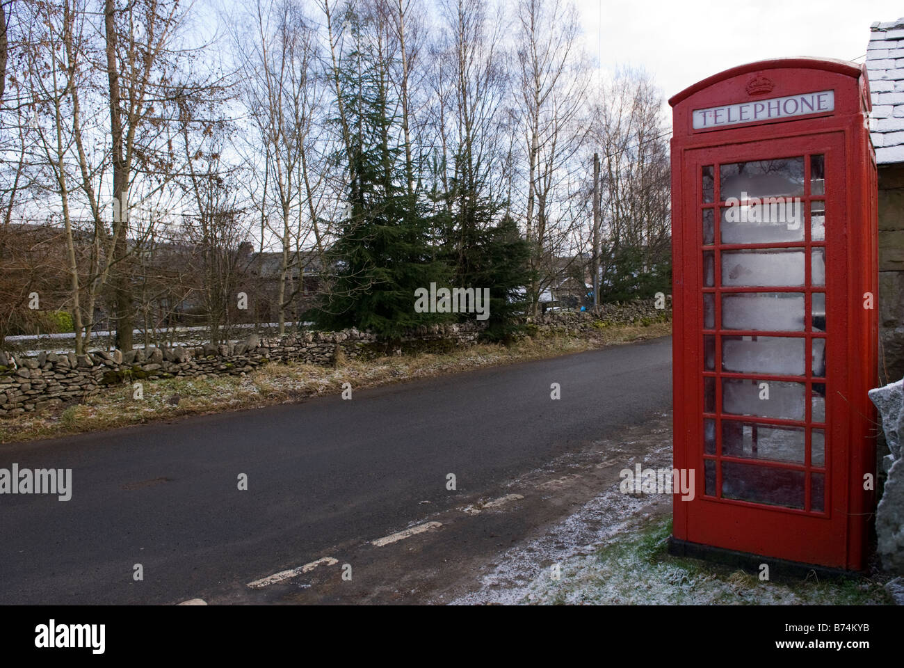 Die rote Telefonzelle in Bampton Dorf Penrith, Cumbria, das in einer Szene in der 1986 Film Withnail und ich sehen Stockfoto
