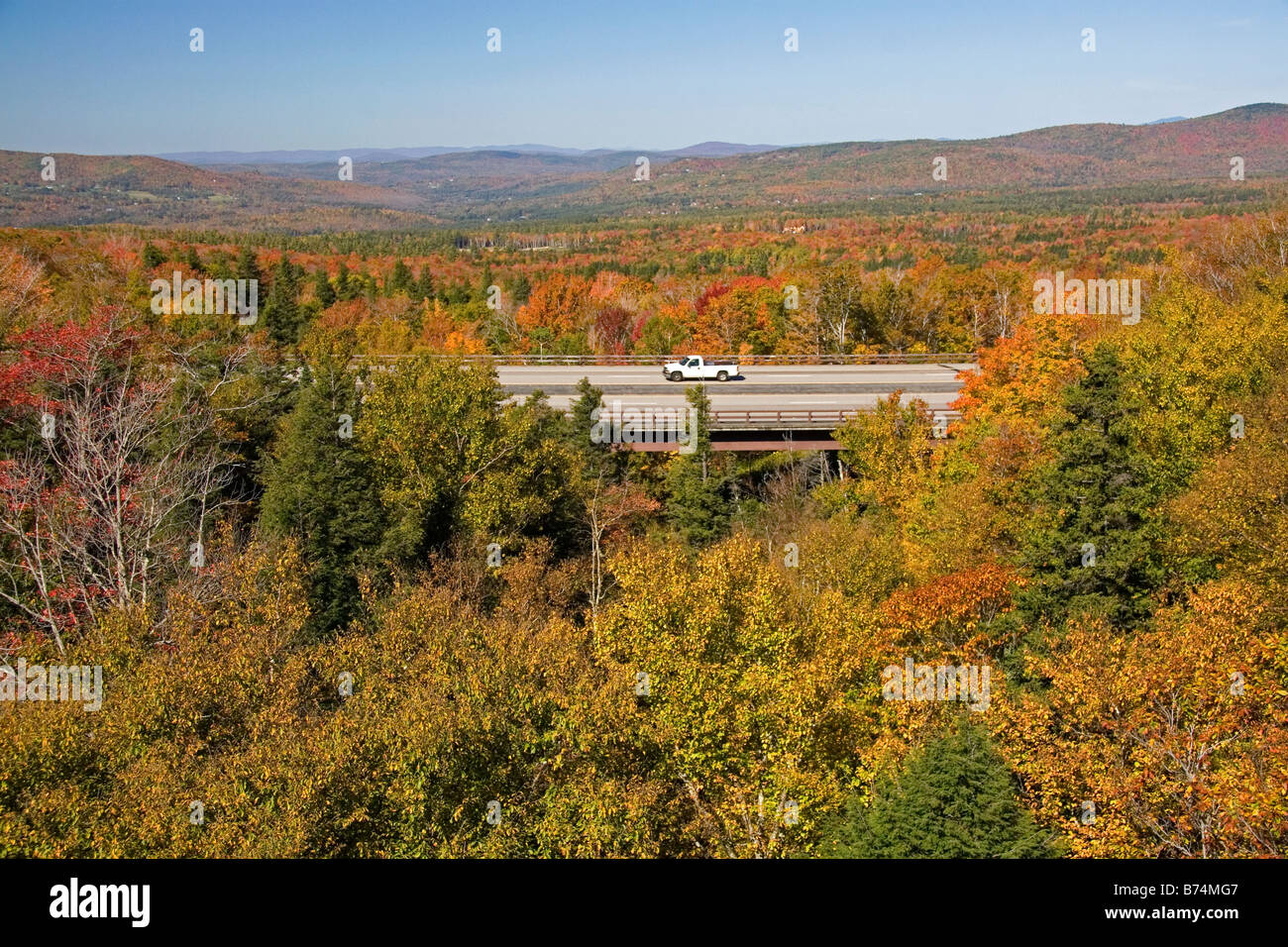 Auto fahren auf dem Interstate 89 durch den Franconia Notch State Park mit Herbstlaub New Hampshire USA Stockfoto