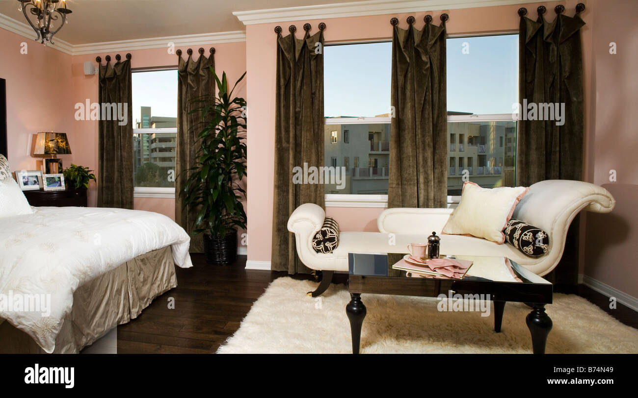 Elegante Schlafzimmer mit Chaiselongue Stockfoto