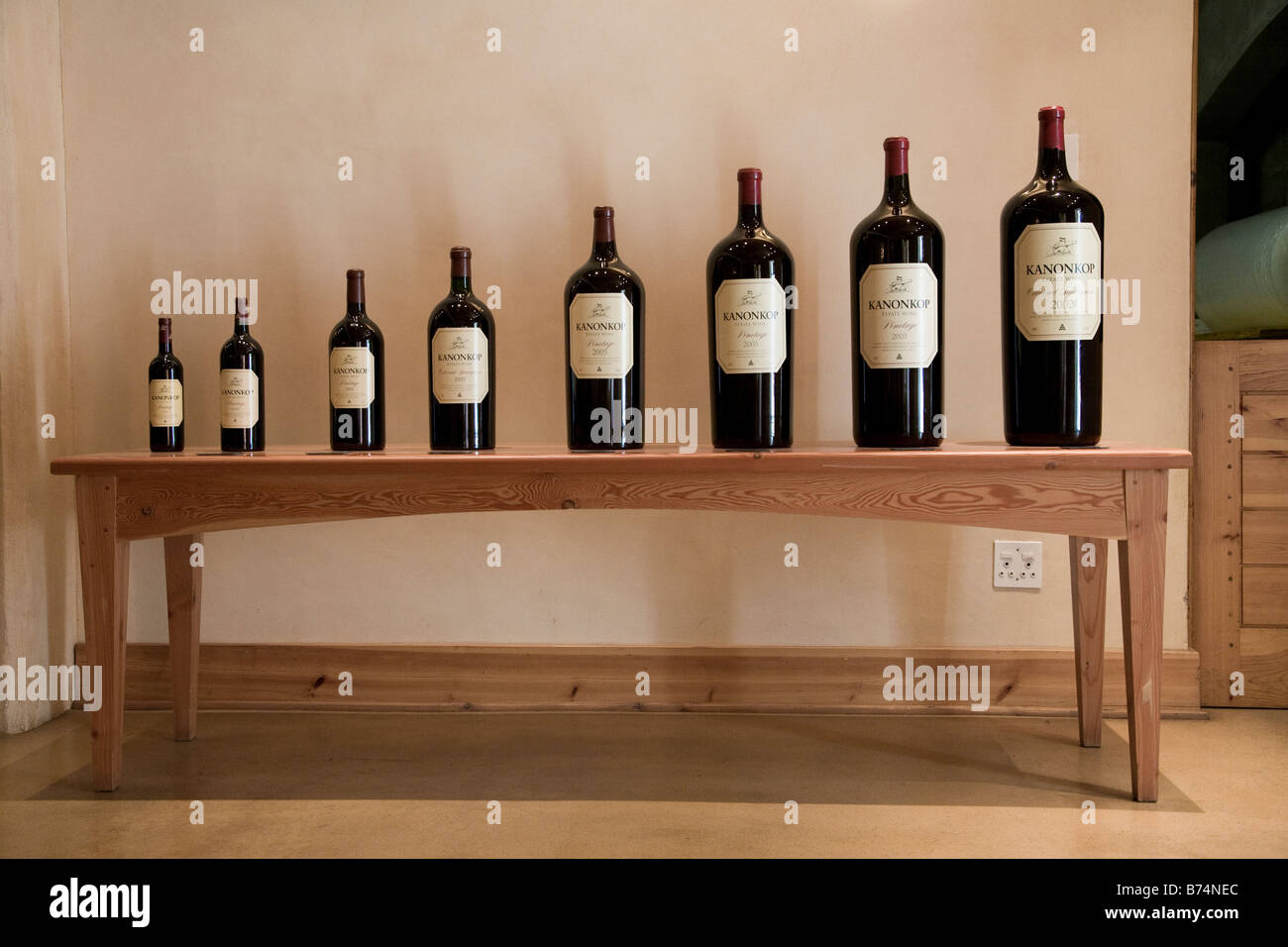 Konokop Weingut verschiedene Flaschengrößen Wein Stockfoto