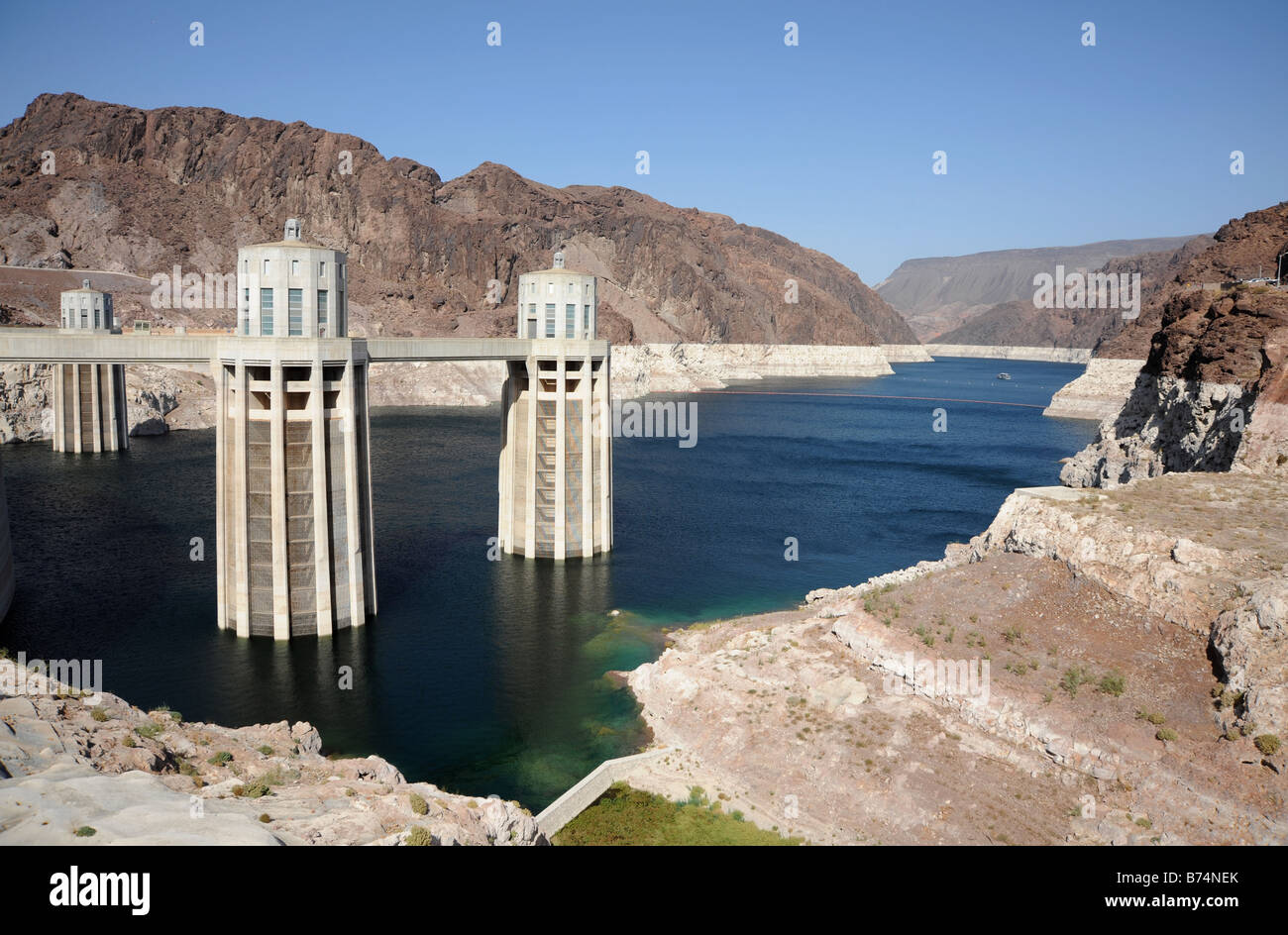 Hoover Dam Aufnahme Türme in Lake Mead Stockfoto