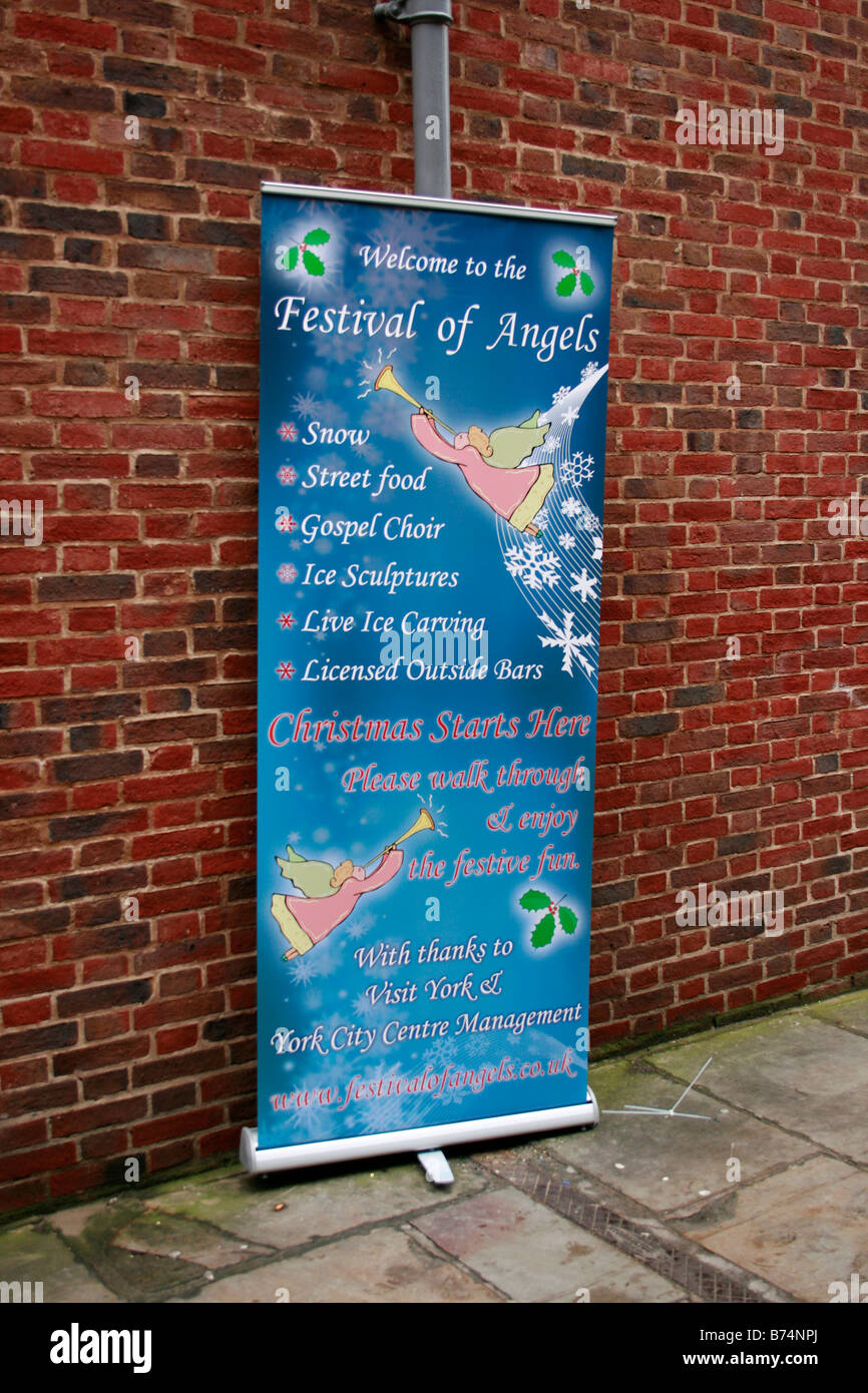 Festival der Engel Eis Statuen in den Trümmern eine gut erhaltene elisabethanische Straße in York The Shambles bezieht sich nun auch auf den Bereich um das Chaos selbst die Straße wurde im Domesday Book erwähnt und war im Exixtance seit über 900 Jahren der Name kommt einem heillosen Durcheinander aus der sächsischen Fleshammels wodurch die Straße der Metzger dafür war hier, dass die Stadt s Metzger s Markt befand Stockfoto