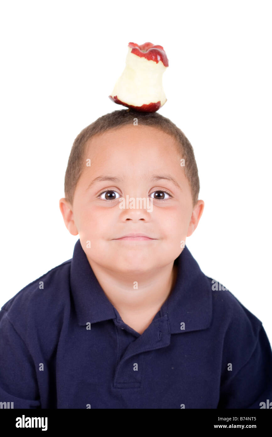 Kleiner Junge mit einer halben Apfel auf dem Kopf gegessen Stockfoto