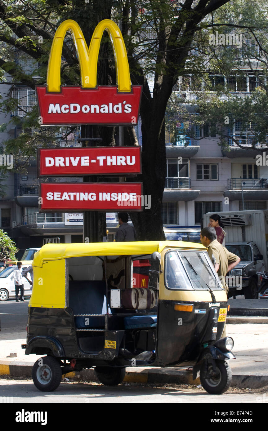 McDonalds unterzeichnen und indischen ricksaw. Bengaluru/Bangalore. Karnataka, Indien Stockfoto