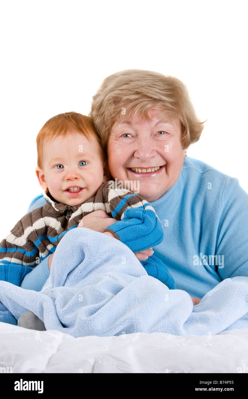 Glückliche Großmutter mit Rothaarige Enkel sitzen mit Decke Stockfoto