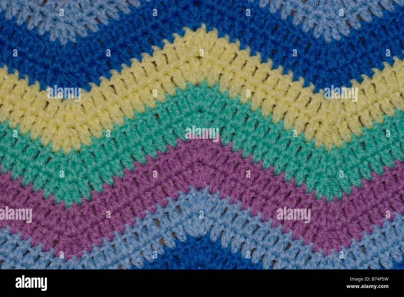 Closeup häkeln Zick Zack verschiedene Multi Farbe Farbe Decke Textur Wollgarn Stockfoto