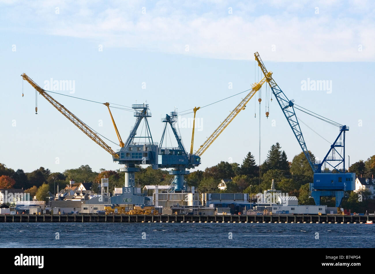 Krane in der Portsmouth Naval Shipyard befindet sich auf dem Piscataqua Fluß an Kittery, Maine USA Stockfoto