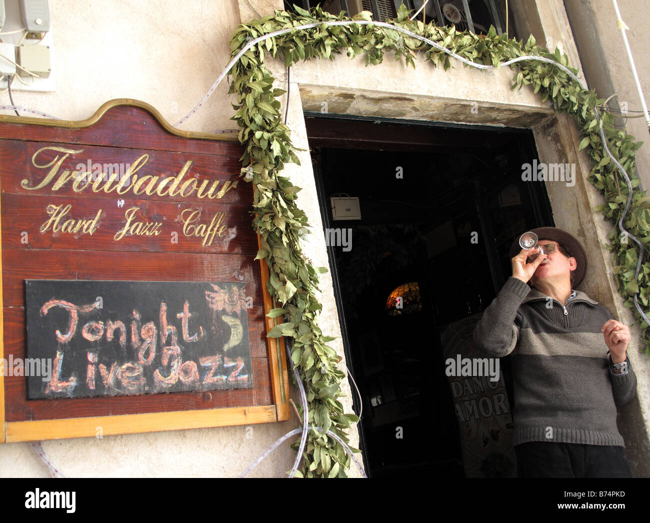 Ein Mann einen Drink im Jazz Cafe in der Altstadt von Dubrovnik in Kroatien an der Adria Küste in Osteuropa. Stockfoto