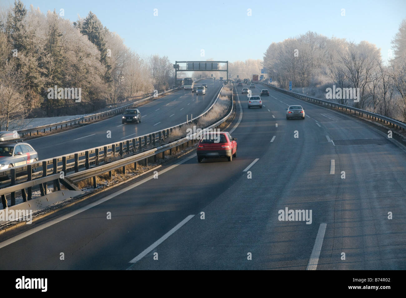 Autobahn in sonnigen Wintertag Stockfoto