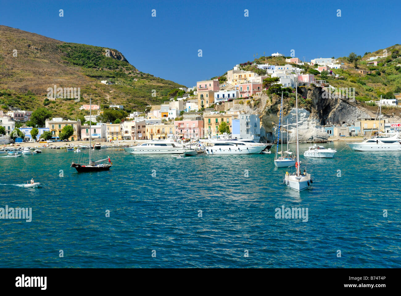 Der Verkehr auf den Hafen von Ponza, Insel Ponza, Lazio, Italien