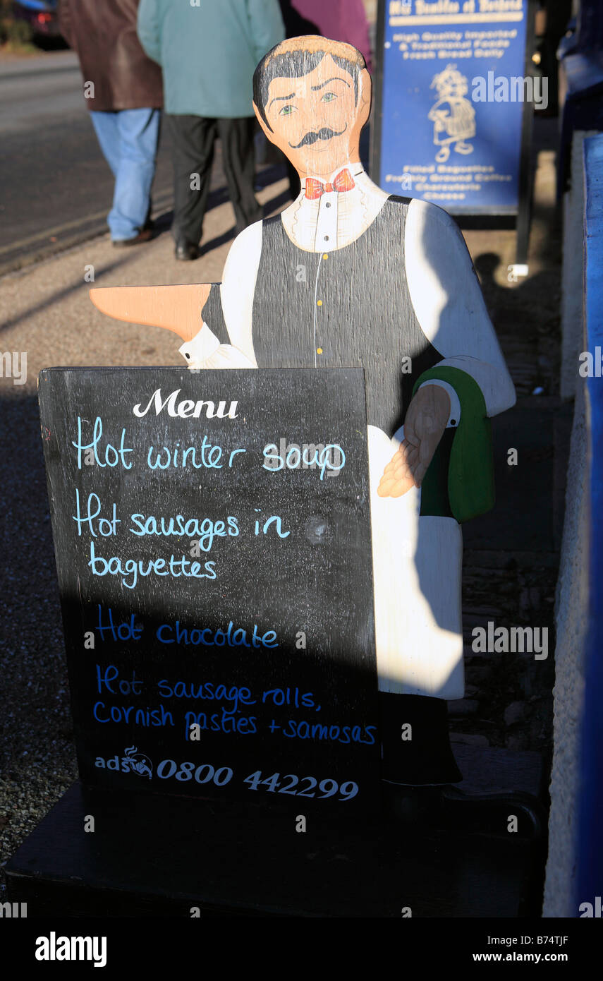 Großbritannien Oxfordshire Burford Hautpstraße eine Speisekarte an Bord Stockfoto