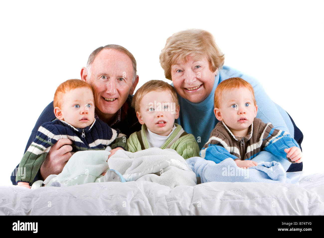 Senior Großeltern mit drei Enkel Porträt Stockfoto